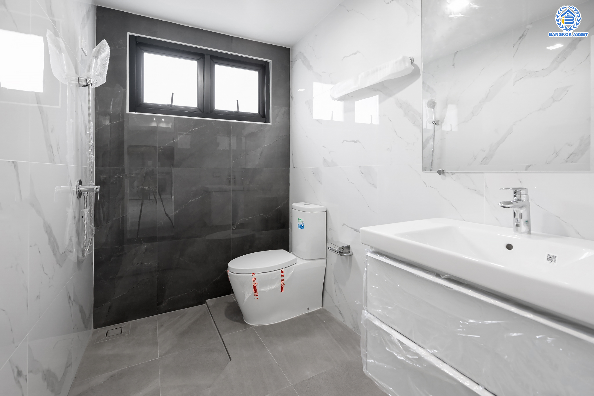 บ้านมือสองตกแต่งใหม่ ม.กฤษดานคร20 ปิ่นเกล้า-ติดถนนบรมราชชนนี เนื้อที่ 198 ตร.ว. บ้านเดี่ยวหลังใหญ่ ตกแต่งสุดหรูดีไซน์ยุโรป พร้อมฟังก์ชัน 4 ห้องนอน 4 ห้องน้ำ 1 ห้องแม่บ้าน จอดรถได้ 5 คัน บนทำเลเชื่อมต่อเมืองอย่างรวดเร็ว ใกล้ทางคู่ขนานลอยฟ้าบรมราชชนนี ทางด่วน "กาญจนาภิเษก" ม.มหิดล และเซ็นทรัลปิ่นเกล้า